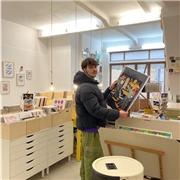 Me defino como una persona muy creativa, con ganas de poder enseñar mi forma de crear a todo tipo de personas.